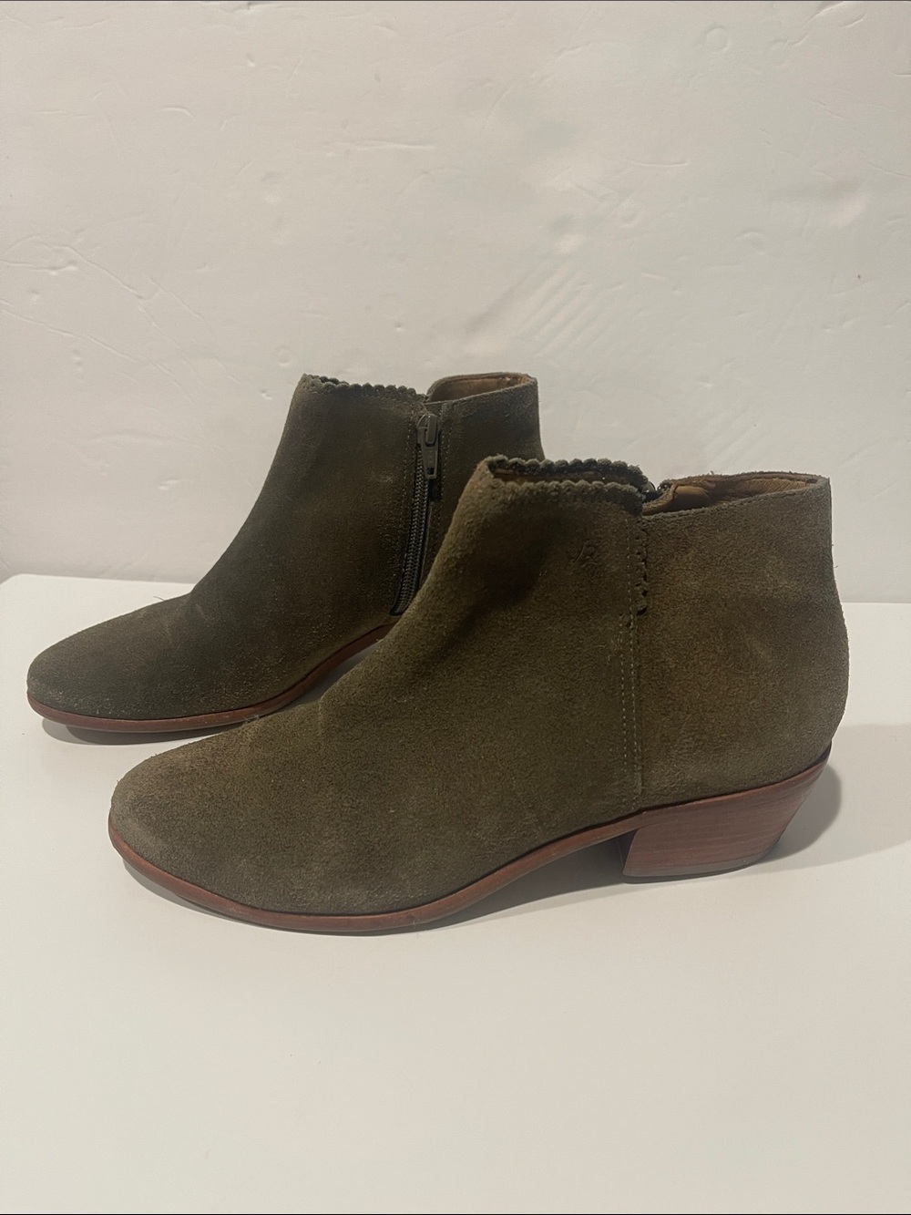 Jack rogers sz 7 Women's Olive Suede Ankle Booties Classic Low Heel scallop